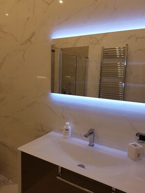 Dusche, Haartrockner, Bidet, Handtücher