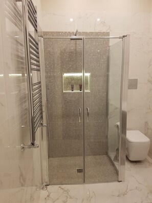 Suihku, hiustenkuivaaja, bidee, pyyhkeet