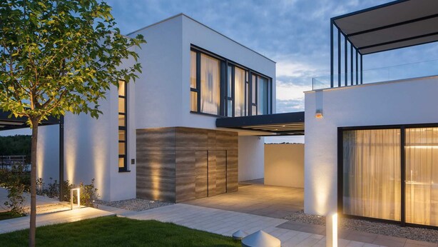 Une maison moderne à deux étages, dotée de grandes fenêtres, d’un toit plat et d’un design minimaliste.