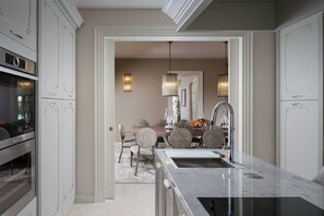 Frigorifero, forno, piano cottura, lavastoviglie