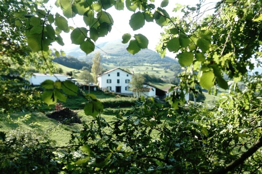 Appartement Neuf à la Ferme à Uhart Cize à 4km de St Jean Pied de Port