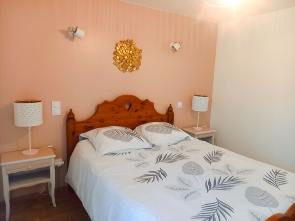 2 bedrooms, iron/ironing board, travel cot, free WiFi