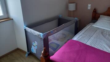 2 bedrooms, iron/ironing board, travel cot, free WiFi