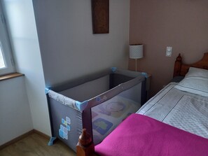 2 makuuhuonetta, silitysrauta/-lauta, vauvan matkasänky, ilmainen Wi-Fi
