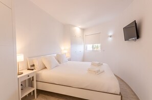 1 chambre, coffre-fort, fer et planche à repasser