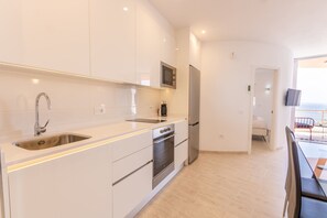 Een koelkast, een microgolfoven, een oven, een kookplaat