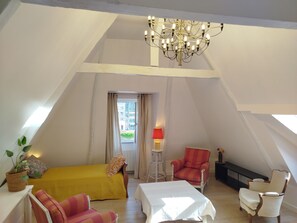2 bedrooms, iron/ironing board, WiFi (free), bed sheets - Hyper center, charm, view of the cathedral, pedestrian street (Quimper)