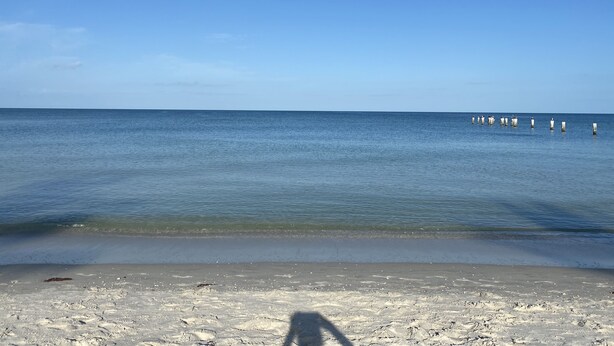 A beach with a clear sky and calm sea. - Golf club Villa located in beautiful Naples , 5 min from Beaches and Downtown (naples)