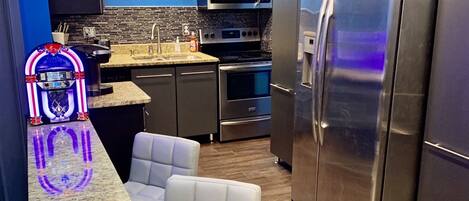 Microondas, horno, parrilla de estufa y lavavajillas