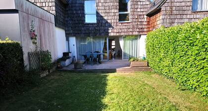 Au bord du lac du Guic, proche de la mer.