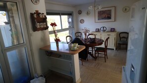 Dining - Au Bord du lac du Guic, Proche de la mer (Guerlesquin)