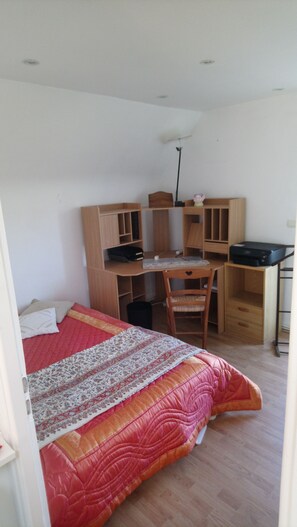 3 bedrooms, iron/ironing board - Au Bord du lac du Guic, Proche de la mer (Guerlesquin)