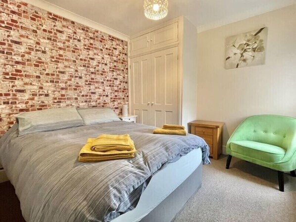 5 Schlafzimmer, Schreibtisch, Bügeleisen/Bügelbrett, kostenloses WLAN