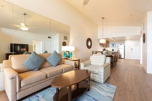 Téléviseur, foyer, lecteur de DVD, livres