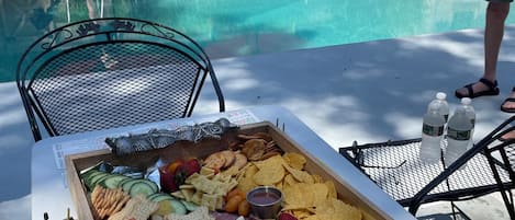 Una piscina al aire libre, una piscina climatizada