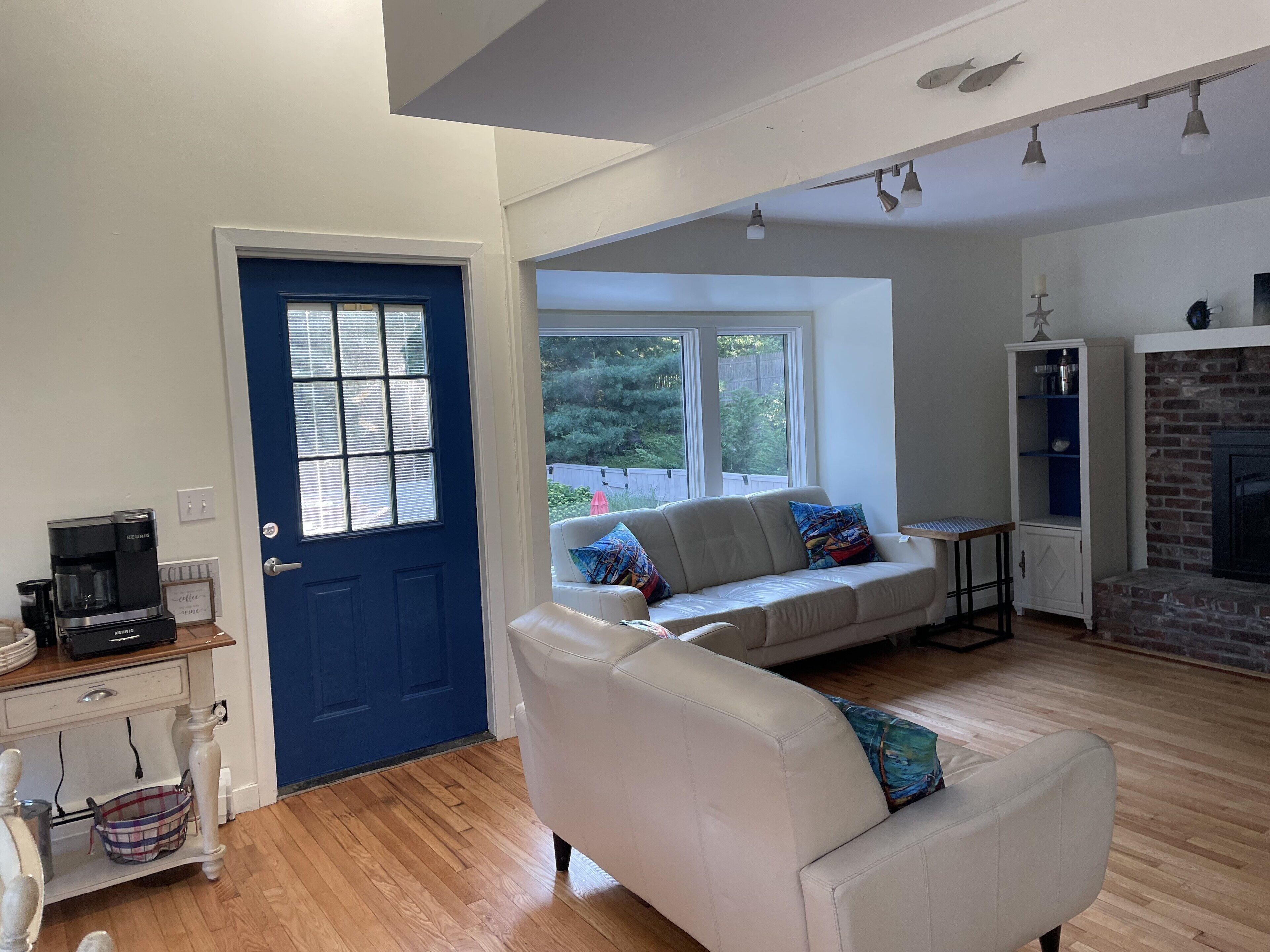 Smart TV, caminetto, videogiochi, libri