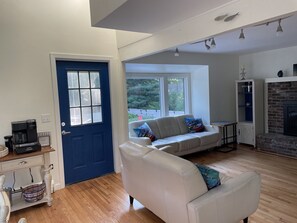 Een smart-tv, een open haard, videogames en boeken