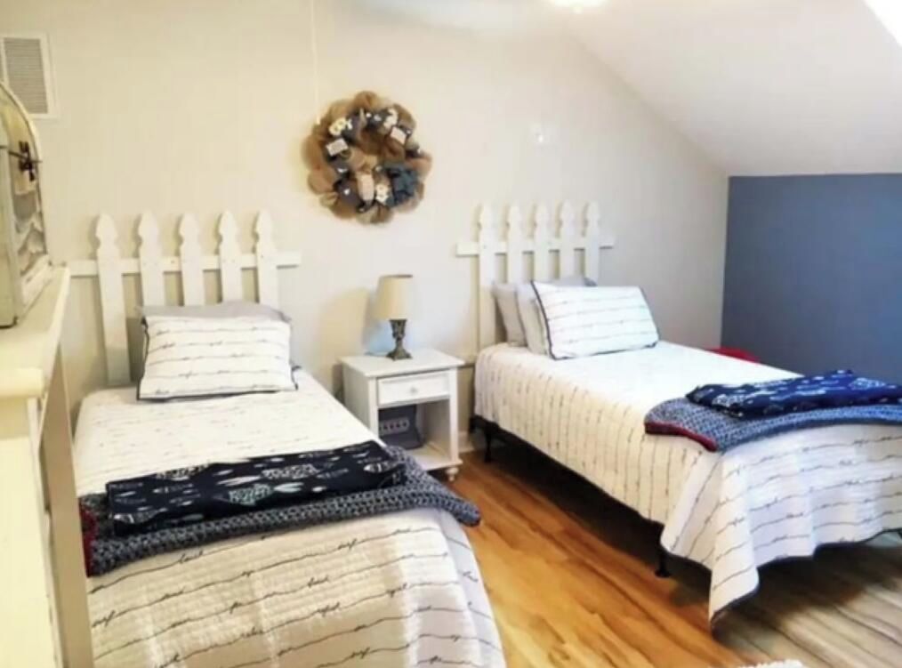 6 bedrooms, desk, iron/ironing board, WiFi (free)