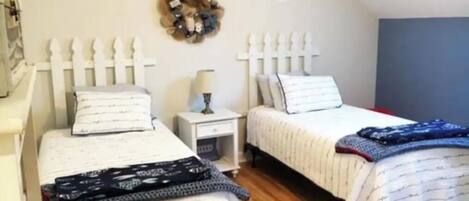 6 bedrooms, desk, iron/ironing board, WiFi (free)