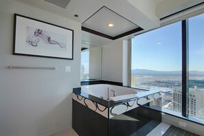 Secadora de cabello, bidet, toallas, jabón