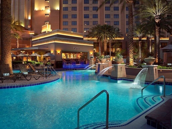 Pool - Las Vegas | Pool & Strip Access | 3BR Sleeps 8 (Las Vegas)