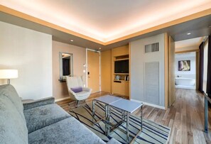 TV, stereo - West 57th Street, a Hilton Club - 1 - Bedroom - 1 BD (New York)