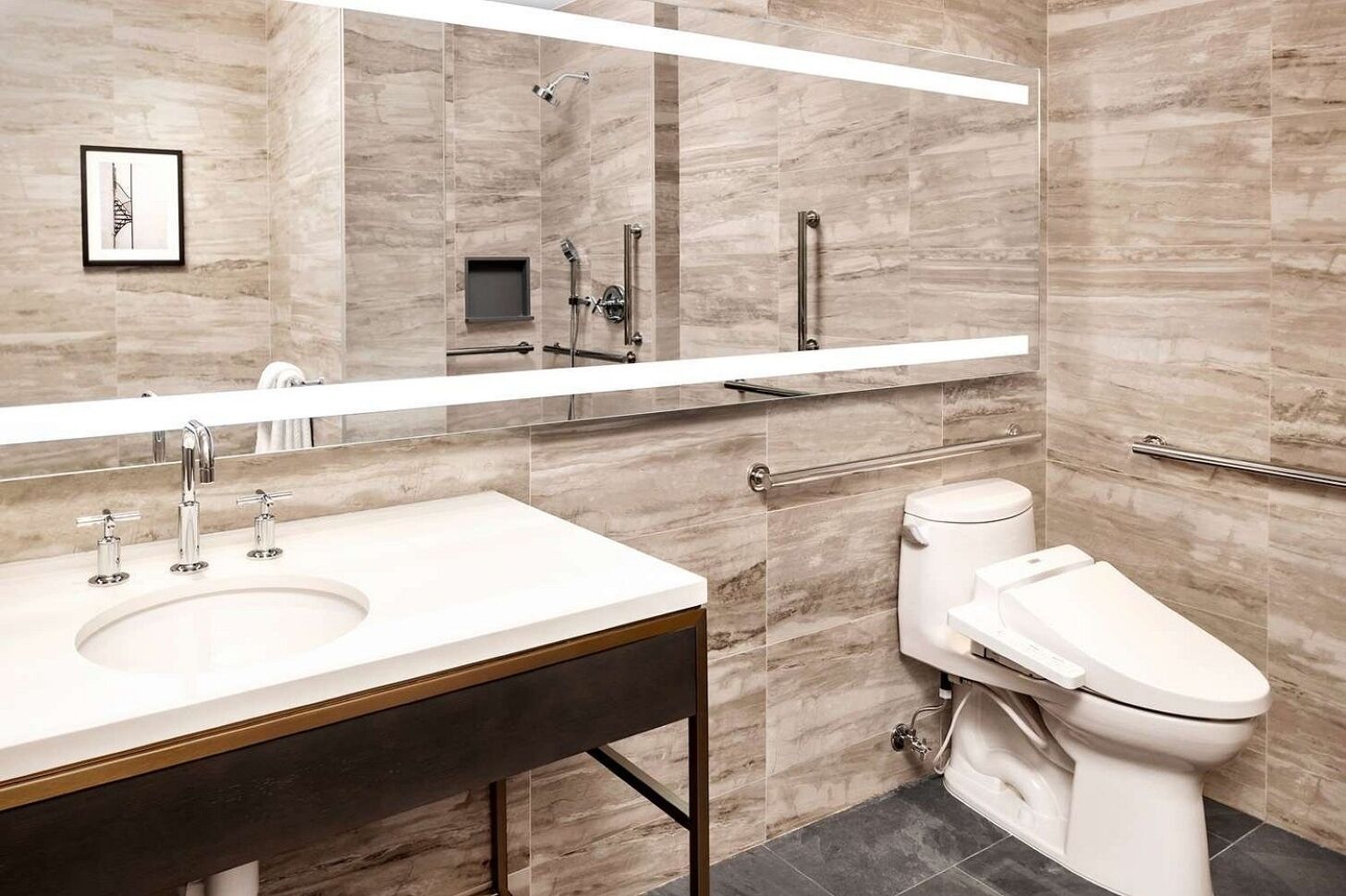 Haartrockner, Bidet, Handtücher, Seife