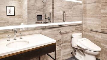 Haartrockner, Bidet, Handtücher, Seife
