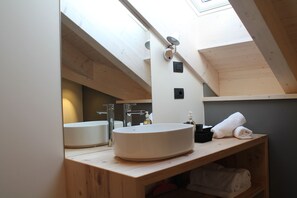 Suihku, hiustenkuivaaja, bidee, pyyhkeet