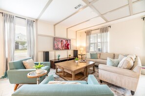 Smart TV, video games, table football, ping pong - Movie Theater & Game Room, Very Close to Clubhouse (Davenport)