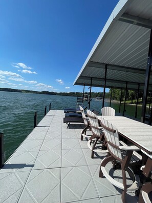 Outdoor dining - Lakefront Lodge on Tims Ford Lake (Winchester)