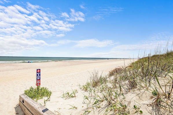 Plage, chaises longues