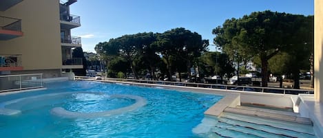 Una piscina al aire libre