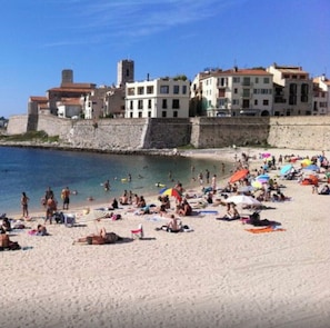 Una spiaggia nelle vicinanze