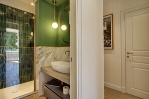 Dusche, Haartrockner, Bidet, Handtücher