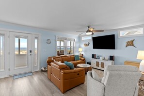 Télévision à écran plat, baby-foot, chaîne hi-fi