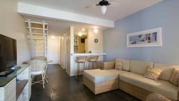 Exclusive House, 2 Bedrooms, Bay View, Poolside | Living room