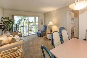 Televisio, pöytätennispöytä, kirjoja