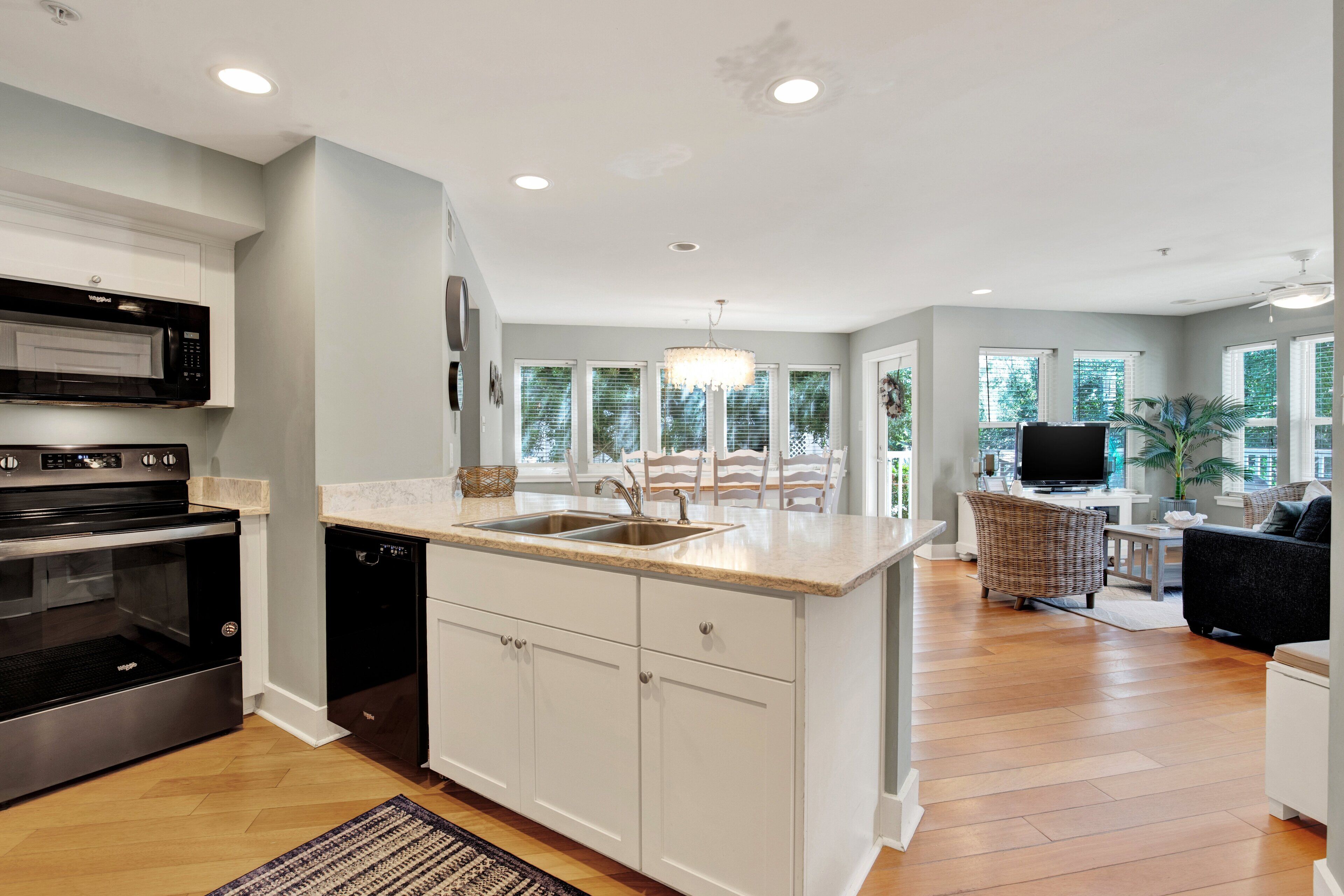 Kjøleskap, mikrobølgeovn, ovn og kokeplater