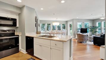 Kjøleskap, mikrobølgeovn, ovn og kokeplater