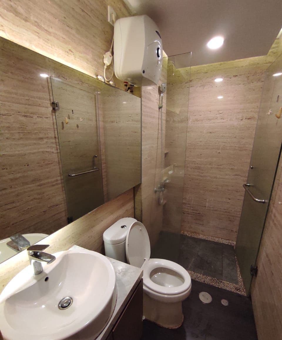 Un baño con lavamanos, inodoro y ducha.