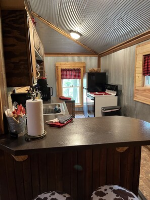 Fridge, microwave, oven, stovetop - Unique cabins in the woods<br>Not friendly for Street Bikes.  (Eminence)