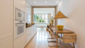 Refrigerador, microondas, horno, placa de cocina