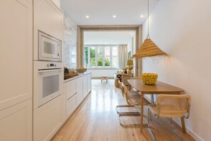 Fridge, microwave, oven, stovetop - GuestReady - The Dukes Retreat C (Porto)