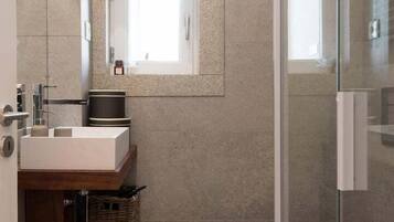 Regadera, amenidades de baño gratuitas, secadora de cabello, toallas