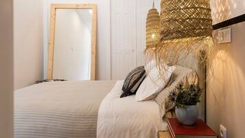 1 habitación, escritorio y tabla de planchar con plancha