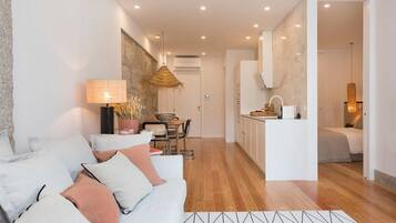 1 habitación, escritorio, tabla de planchar con plancha y internet