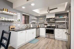 Fridge, microwave, oven, stovetop - CASA AQUA- Anasazi Village- Ground Floor lovely pool view (Phoenix)