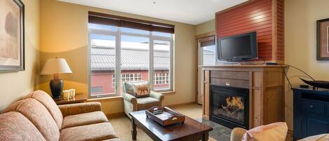 Een smart-tv, een open haard en een printer