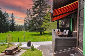 Outdoor dining - Chalet in the heart of nature with Spa (Le Locle)